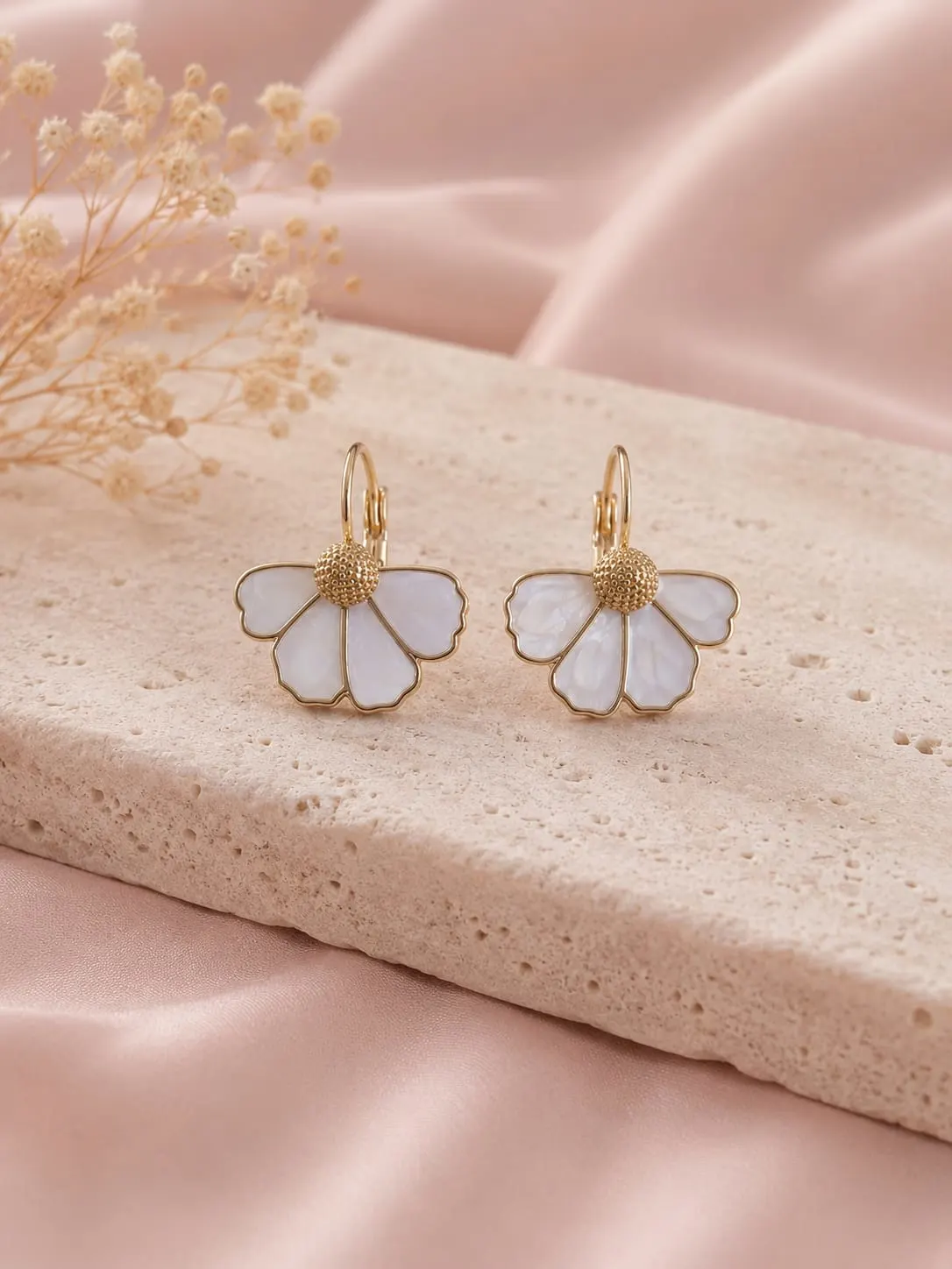 boucle fleur pendante nacré doré acier